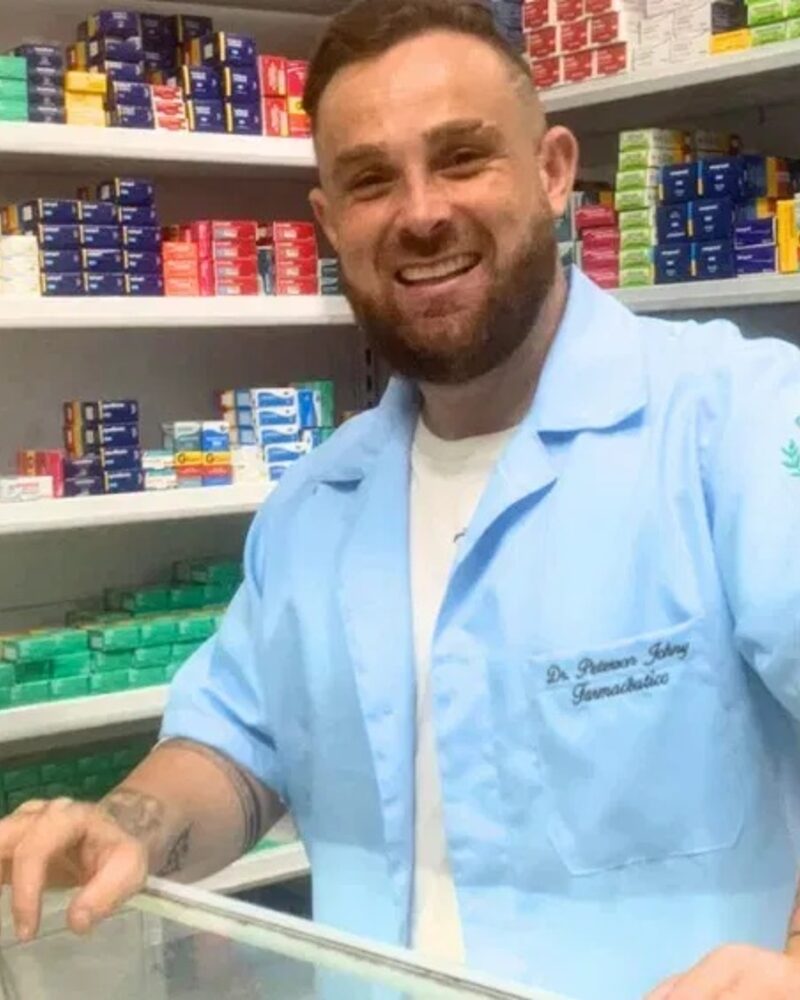 Yago Afonso, fundador do Balconecta, no balcão da farmácia